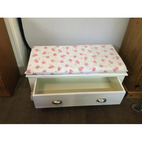 571 - WHITE PAINTED WINDOW SEAT WITH DRAWER AND CUSHION