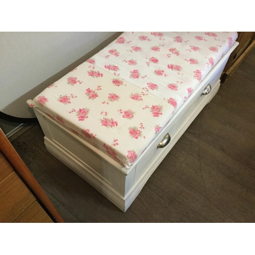 571 - WHITE PAINTED WINDOW SEAT WITH DRAWER AND CUSHION