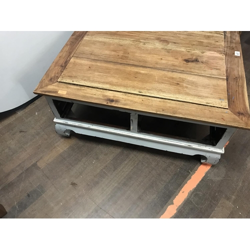 461 - LARGE REPRODUCTION COFFEE TABLE (DRAWERS MISSING)
39 X 39