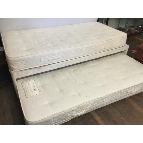 513 - SINGLE DIVAN BED WITH GUEST BED