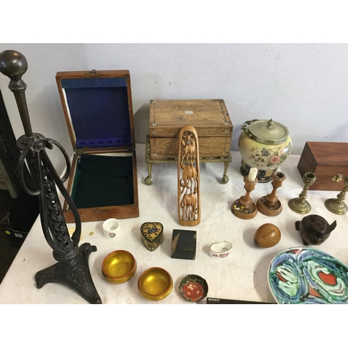 517 - BOX OF ODDS TO INCLUDE VICT JEWLERY BOX JARDINIERE, BRASS TRIVET, POOLE PLAQUE ETC