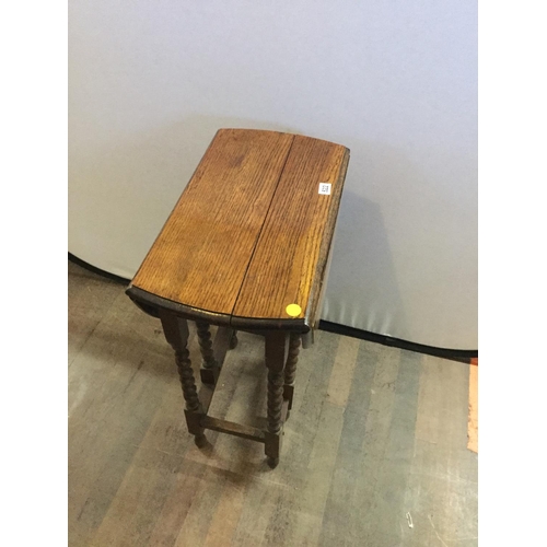 522 - OAK BARLEY TWIST DROP LEAF GATE LEG TABLE  TOP SPLIT)