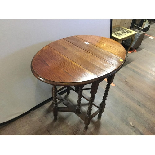 522 - OAK BARLEY TWIST DROP LEAF GATE LEG TABLE  TOP SPLIT)