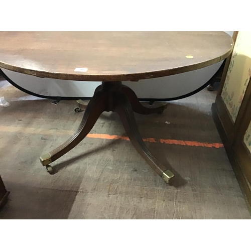 599 - OAK TOPPED CIRCULAR TRIPOD DINING TABLE SUPPOTED ON BRASS CASTORS
H 29