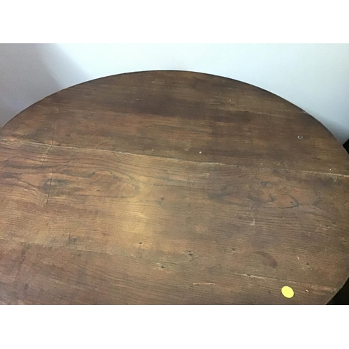 599 - OAK TOPPED CIRCULAR TRIPOD DINING TABLE SUPPOTED ON BRASS CASTORS
H 29