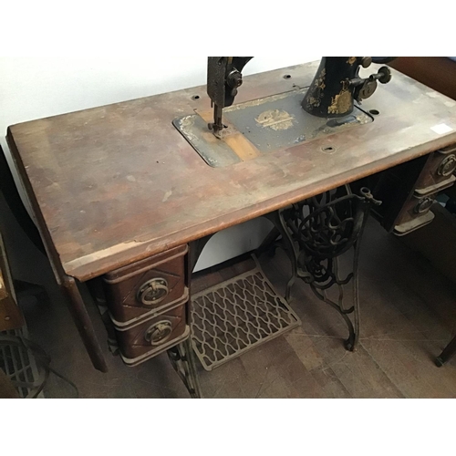 612 - SINGER TREBLE SEWING MACHINE