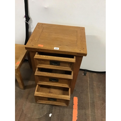 656 - MODERN OAK BEDSIDE CHEST AND A LAMP TABLE A/F