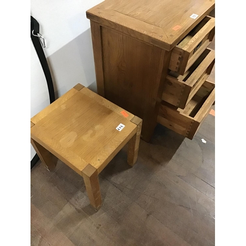 656 - MODERN OAK BEDSIDE CHEST AND A LAMP TABLE A/F