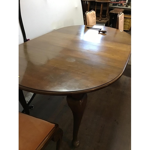 661 - MAHOGANY  WIND OUT OVAL DINING TABLE ON CABRIOLE LEGS WITH 1 LEAF WITH 4 MATCHING CHAIRS A/F
L 71