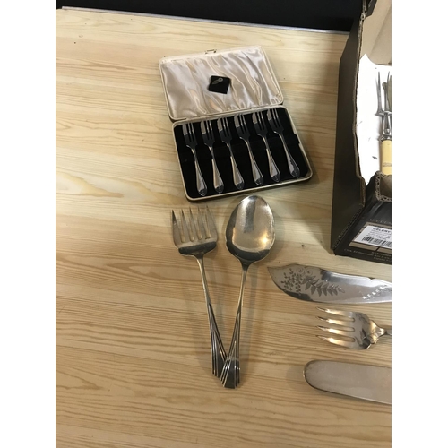 749 - QTY OF KING PATTERN CUTLERY AND OTHER CUTLERY