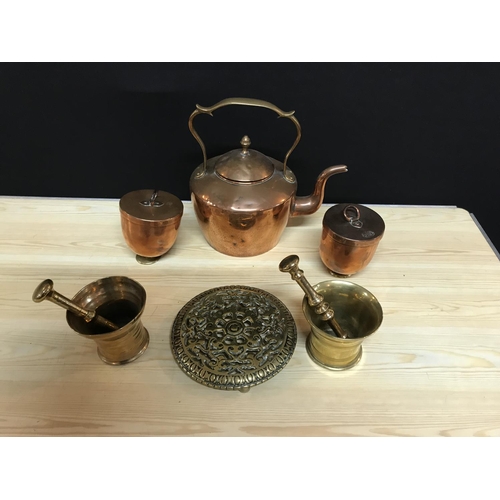 751 - QTY OF COPPER AND BRASS ITEMS TO INCLUDE COPPER KETTLE PESTLE AND MORTAR ETC