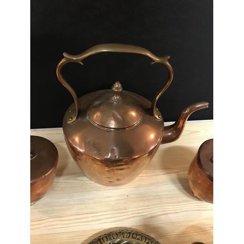 751 - QTY OF COPPER AND BRASS ITEMS TO INCLUDE COPPER KETTLE PESTLE AND MORTAR ETC