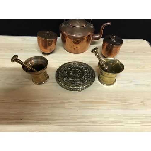 751 - QTY OF COPPER AND BRASS ITEMS TO INCLUDE COPPER KETTLE PESTLE AND MORTAR ETC