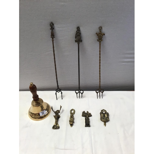 22 - MODERN BRASS SCHOOL BELL, TOASTING FORKS & 4 BRASS DOOR KNOCKERS