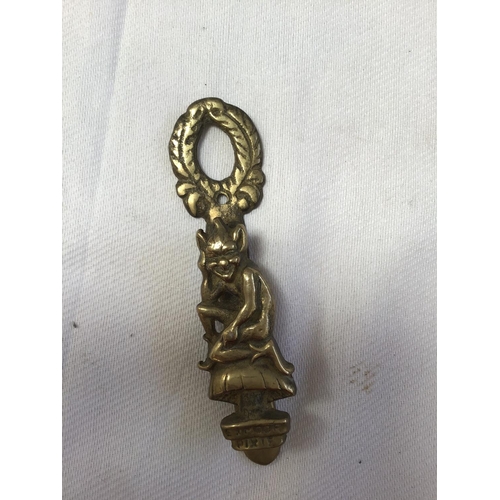 22 - MODERN BRASS SCHOOL BELL, TOASTING FORKS & 4 BRASS DOOR KNOCKERS