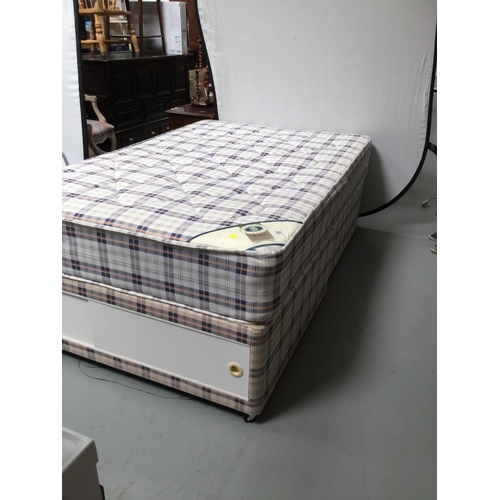 183 - 4FT 6 DIVAN BED