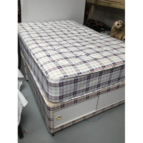 183 - 4FT 6 DIVAN BED