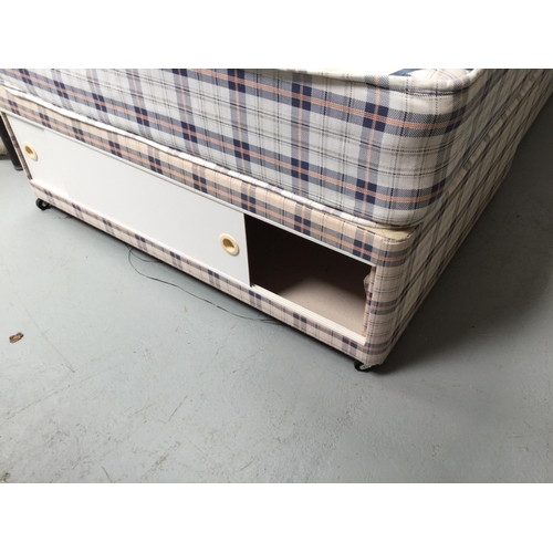 183 - 4FT 6 DIVAN BED