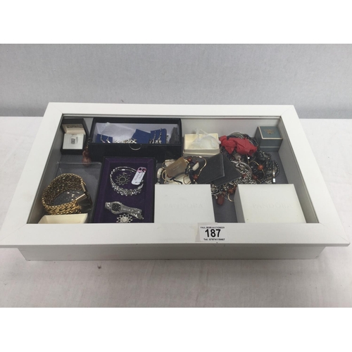 187 - DISPLAY CASE AND CONTENTS TO INCLUDE SILVER JEWELLERY ETC
18