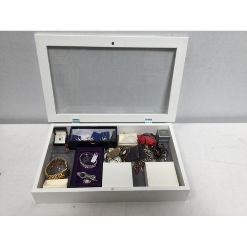 187 - DISPLAY CASE AND CONTENTS TO INCLUDE SILVER JEWELLERY ETC
18