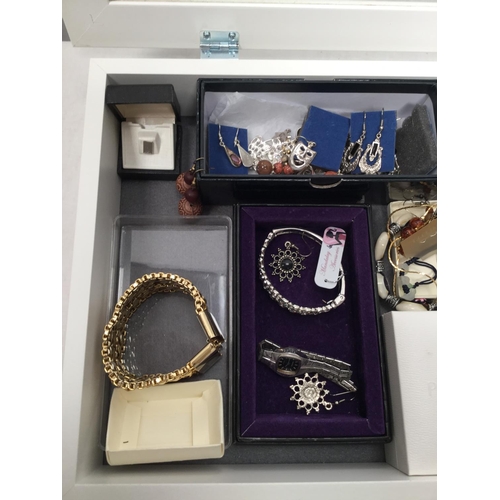 187 - DISPLAY CASE AND CONTENTS TO INCLUDE SILVER JEWELLERY ETC
18
