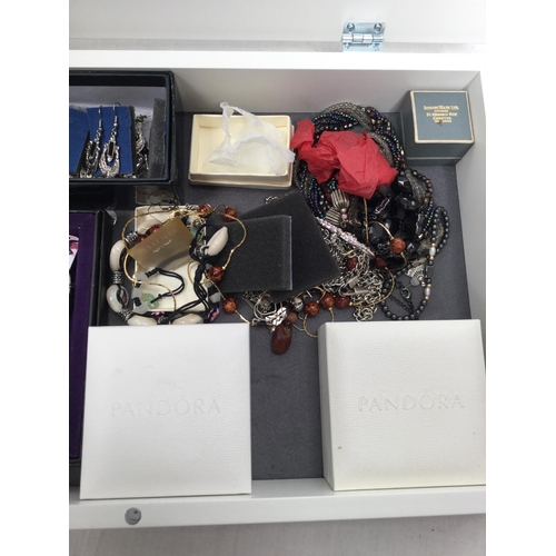 187 - DISPLAY CASE AND CONTENTS TO INCLUDE SILVER JEWELLERY ETC
18
