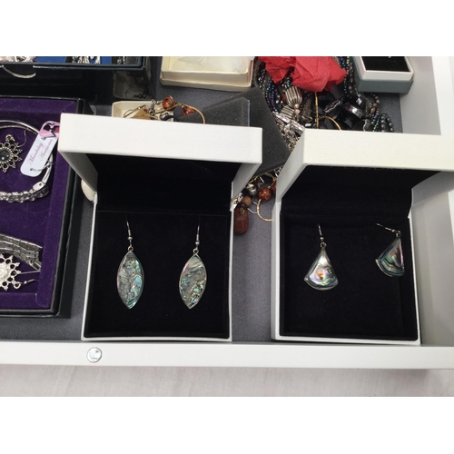 187 - DISPLAY CASE AND CONTENTS TO INCLUDE SILVER JEWELLERY ETC
18