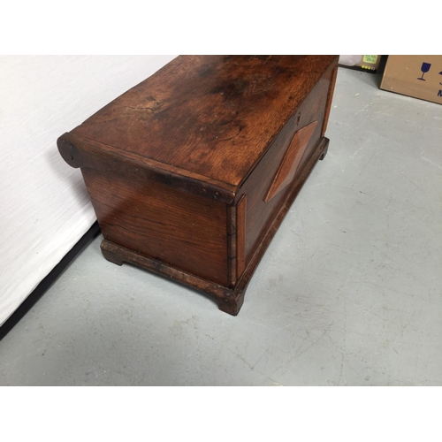 193 - EARLY OAK COFFER BACH
25