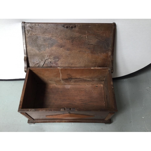 193 - EARLY OAK COFFER BACH
25