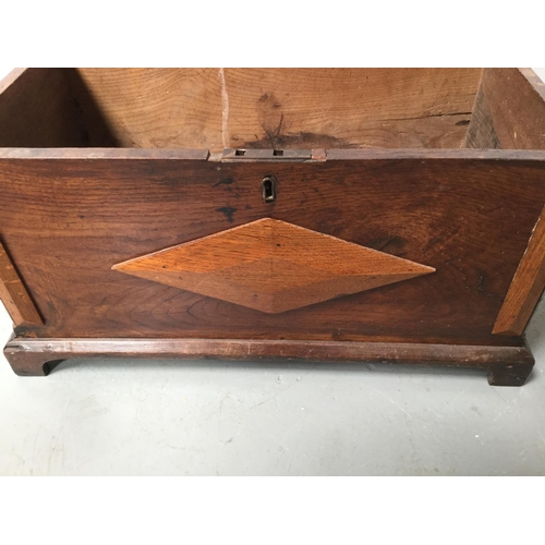 193 - EARLY OAK COFFER BACH
25