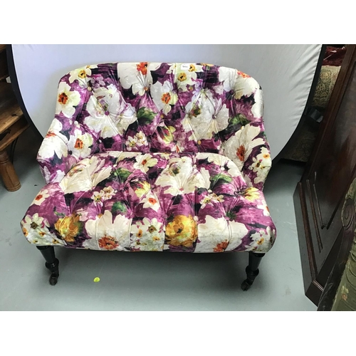 211 - BUTTON BACKED UPHOLSTERED WINDOW SEAT
38
