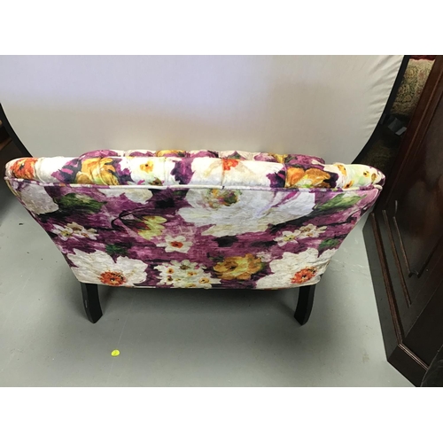 211 - BUTTON BACKED UPHOLSTERED WINDOW SEAT
38