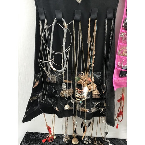 71 - QTY OF COSTUME JEWELLERY