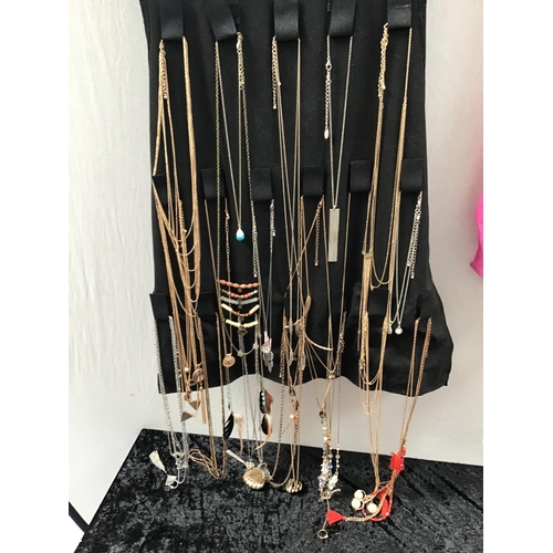 71 - QTY OF COSTUME JEWELLERY