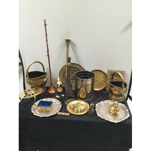 109 - QTY OF BRASS WARE TO INCLUDE 2 SCUTTLES, PLAQUES TRIVET ETC