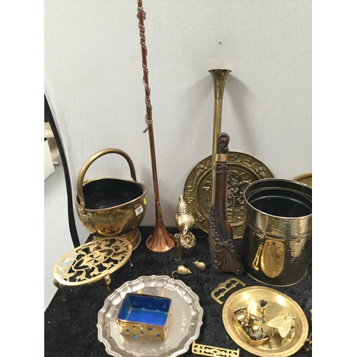 109 - QTY OF BRASS WARE TO INCLUDE 2 SCUTTLES, PLAQUES TRIVET ETC