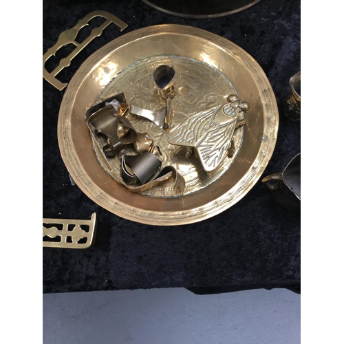 109 - QTY OF BRASS WARE TO INCLUDE 2 SCUTTLES, PLAQUES TRIVET ETC