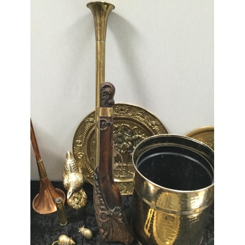 109 - QTY OF BRASS WARE TO INCLUDE 2 SCUTTLES, PLAQUES TRIVET ETC