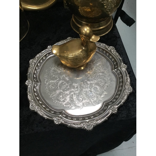 109 - QTY OF BRASS WARE TO INCLUDE 2 SCUTTLES, PLAQUES TRIVET ETC