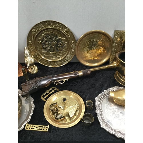 109 - QTY OF BRASS WARE TO INCLUDE 2 SCUTTLES, PLAQUES TRIVET ETC