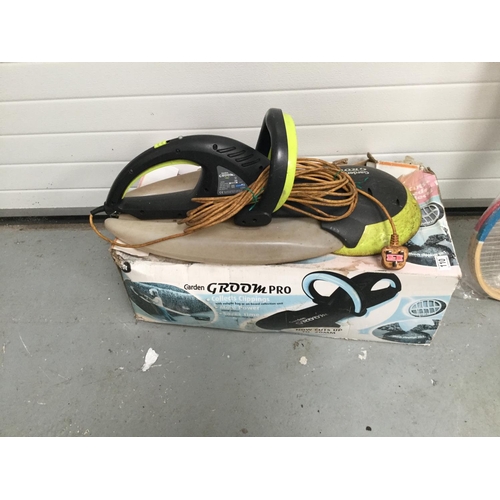 110 - GARDEN GROOMER, HEDGETRIMMER, ELECTRIC SCARIFIER