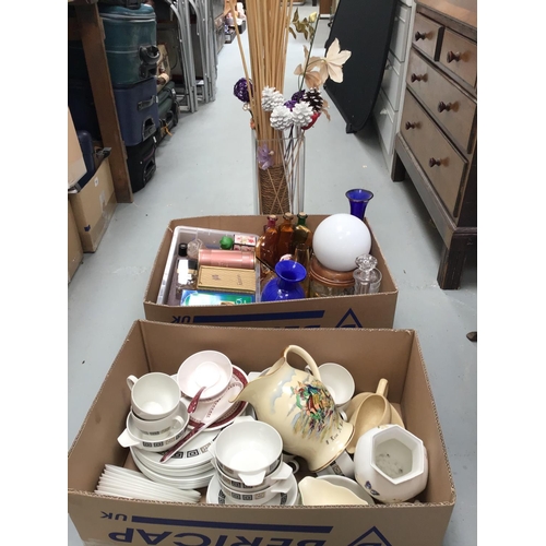 181 - 2 BOXES OF CHINA & GLASSWARE TO INCLUDE HUGUENOT DINNER SERVICE, AYNSLEY VASE, CROWN DEVON JUG COLOU... 