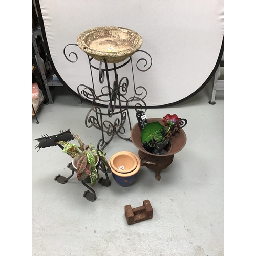197 - QTY OF GARDEN ITEMS TO INCLUDE CAT PLANT STAND AND OTHER PLANT STANDS ETC
