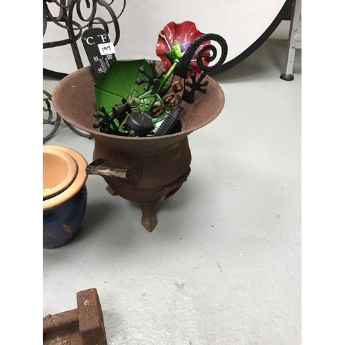 197 - QTY OF GARDEN ITEMS TO INCLUDE CAT PLANT STAND AND OTHER PLANT STANDS ETC