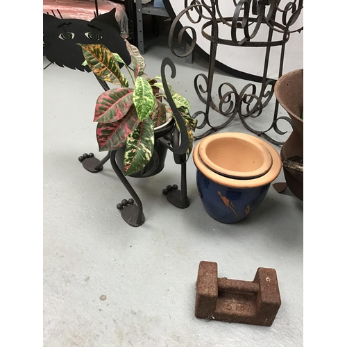 197 - QTY OF GARDEN ITEMS TO INCLUDE CAT PLANT STAND AND OTHER PLANT STANDS ETC