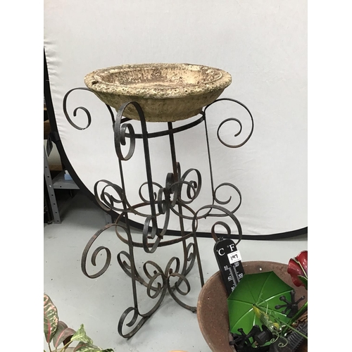 197 - QTY OF GARDEN ITEMS TO INCLUDE CAT PLANT STAND AND OTHER PLANT STANDS ETC