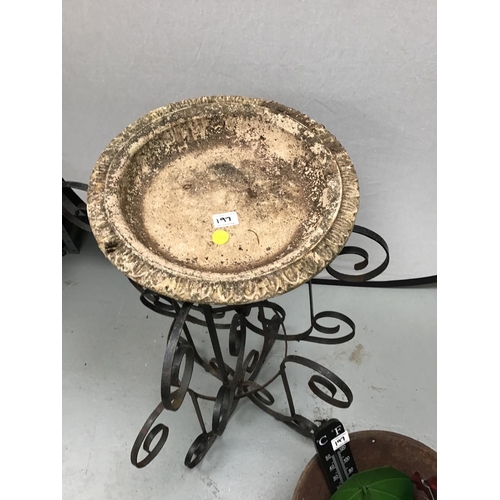197 - QTY OF GARDEN ITEMS TO INCLUDE CAT PLANT STAND AND OTHER PLANT STANDS ETC