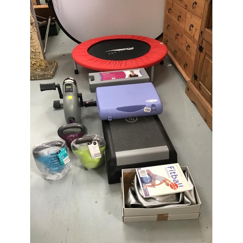 225 - QTY OF EXERCISE ITEMS TO INCLUDE STEPPER, KETTLEBALLS, TRAMPOLINE, DUMBELL SET ETC