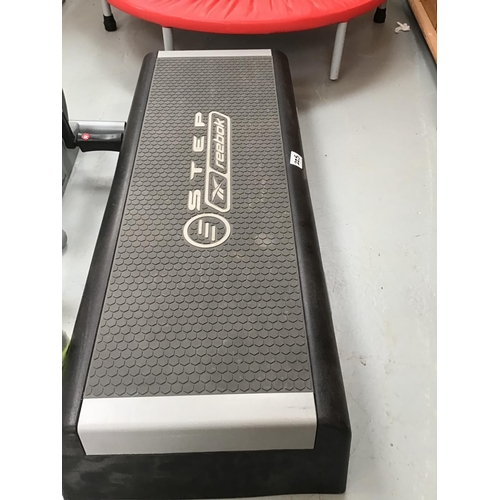 225 - QTY OF EXERCISE ITEMS TO INCLUDE STEPPER, KETTLEBALLS, TRAMPOLINE, DUMBELL SET ETC