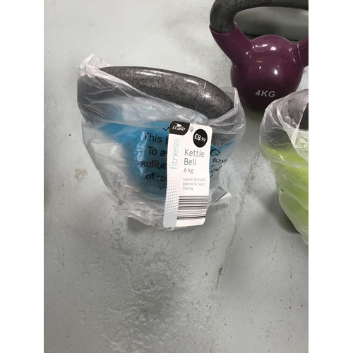 225 - QTY OF EXERCISE ITEMS TO INCLUDE STEPPER, KETTLEBALLS, TRAMPOLINE, DUMBELL SET ETC